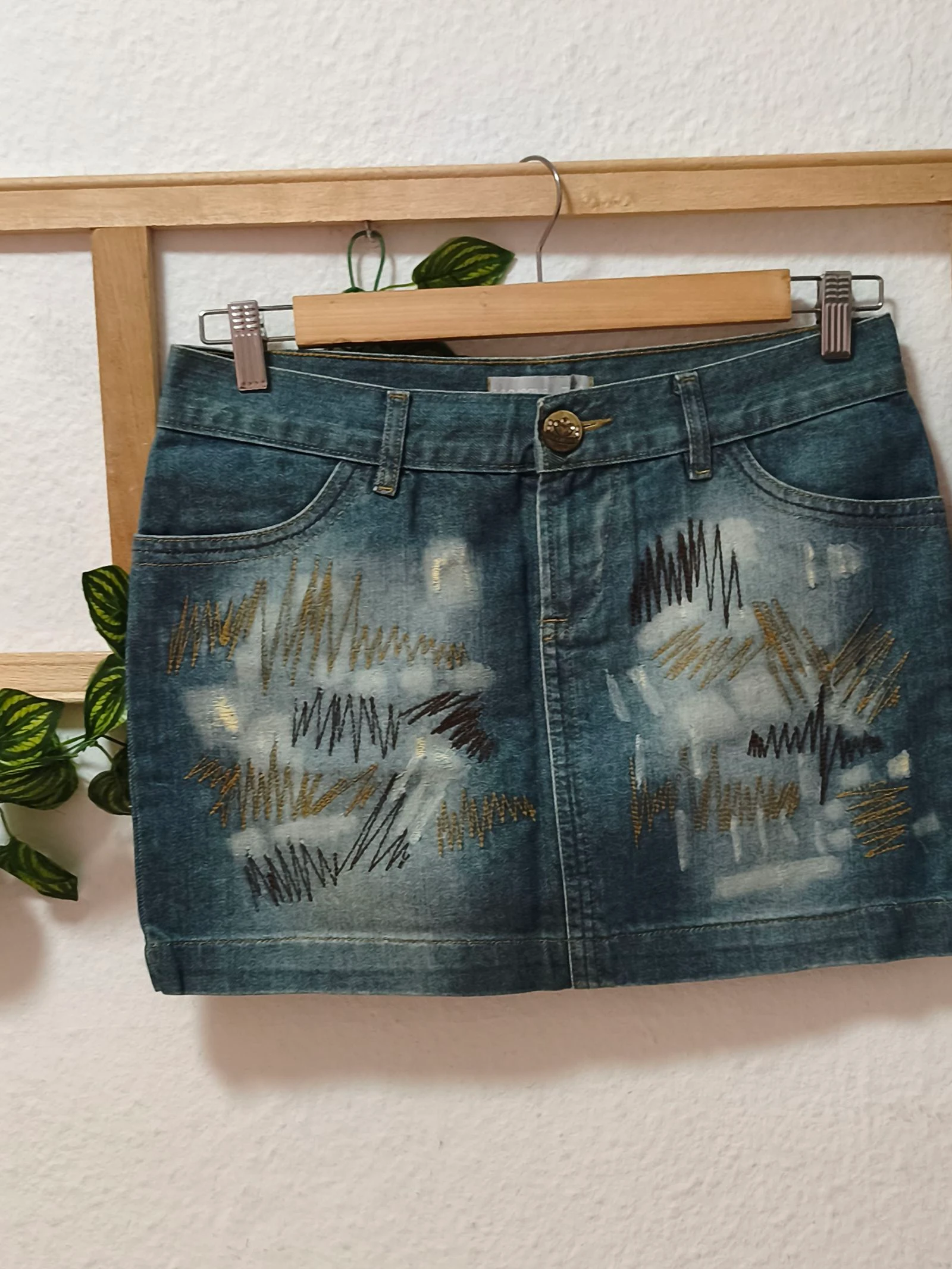 Mini falda vaquera estilo vintage Iceberg talla 27 – photo 4